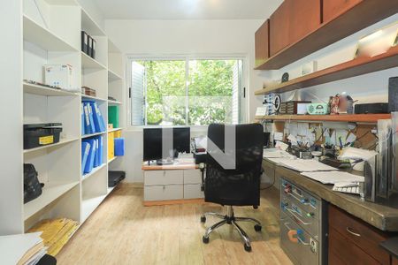 Casa à venda com 300m², 4 quartos e 2 vagas Casa à venda com 300m², 4 quartos e 2 vagasEscritório