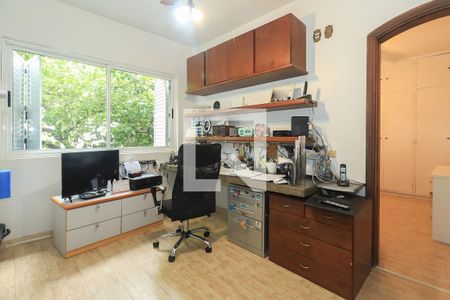 Casa à venda com 300m², 4 quartos e 2 vagas Casa à venda com 300m², 4 quartos e 2 vagasEscritório