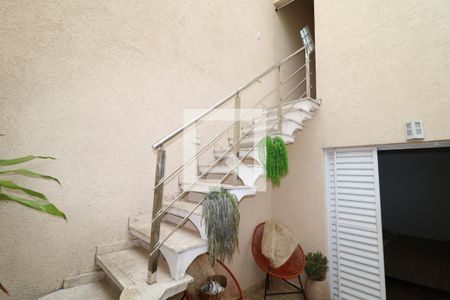 Casa à venda com 350m², 2 quartos e 2 vagasEscada