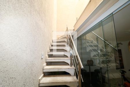 Casa à venda com 350m², 2 quartos e 2 vagasEscada