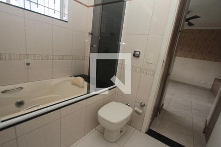 Casa à venda com 160m², 3 quartos e 8 vagasBanheiro da Suite