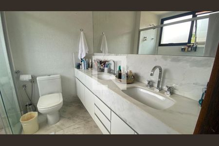 Apartamento à venda com 400m², 4 quartos e 4 vagas Apartamento à venda com 400m², 4 quartos e 4 vagasBanheiro da Suíte 1