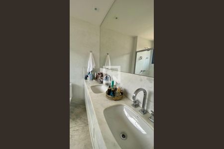 Apartamento à venda com 400m², 4 quartos e 4 vagas Apartamento à venda com 400m², 4 quartos e 4 vagasBanheiro da Suíte 1