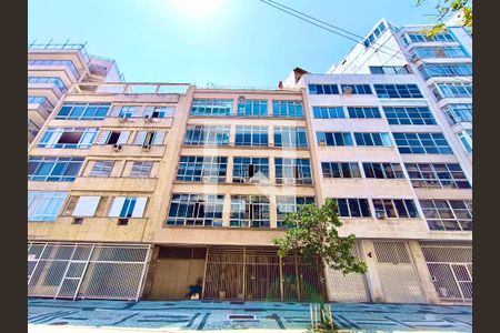 Apartamento à venda com 330m², 4 quartos e 2 vagas Apartamento à venda com 330m², 4 quartos e 2 vagasFachada com cartaz QA