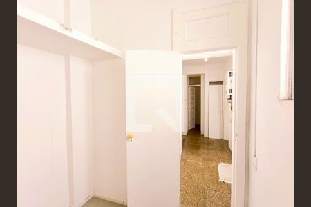 Apartamento à venda com 330m², 4 quartos e 2 vagas Apartamento à venda com 330m², 4 quartos e 2 vagasQuarto serviço