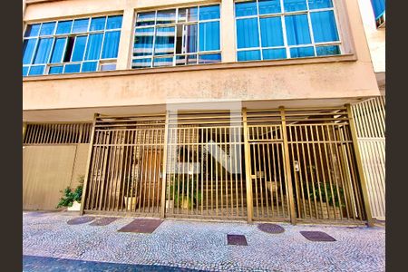 Apartamento à venda com 330m², 4 quartos e 2 vagas Apartamento à venda com 330m², 4 quartos e 2 vagasFachada com cartaz QA