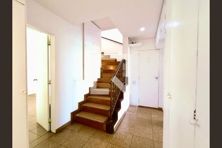 Apartamento à venda com 330m², 4 quartos e 2 vagas Apartamento à venda com 330m², 4 quartos e 2 vagasCorredor de acesso