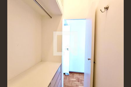 Apartamento à venda com 330m², 4 quartos e 2 vagas Apartamento à venda com 330m², 4 quartos e 2 vagasCloset