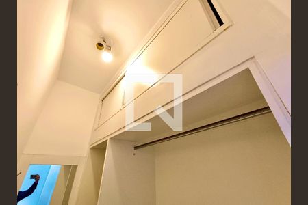 Apartamento à venda com 330m², 4 quartos e 2 vagas Apartamento à venda com 330m², 4 quartos e 2 vagasCloset