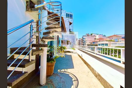 Apartamento à venda com 330m², 4 quartos e 2 vagas Apartamento à venda com 330m², 4 quartos e 2 vagasVaranda