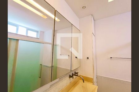 Apartamento à venda com 330m², 4 quartos e 2 vagas Apartamento à venda com 330m², 4 quartos e 2 vagasSuíte banheiro