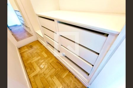 Apartamento à venda com 330m², 4 quartos e 2 vagas Apartamento à venda com 330m², 4 quartos e 2 vagasCloset