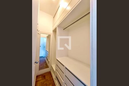 Apartamento à venda com 330m², 4 quartos e 2 vagas Apartamento à venda com 330m², 4 quartos e 2 vagasCloset