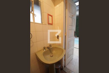 Casa à venda com 367m², 5 quartos e 6 vagasBanheiro de serviço