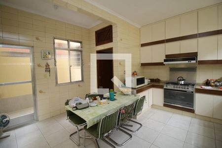Casa à venda com 329m², 5 quartos e 3 vagasCozinha