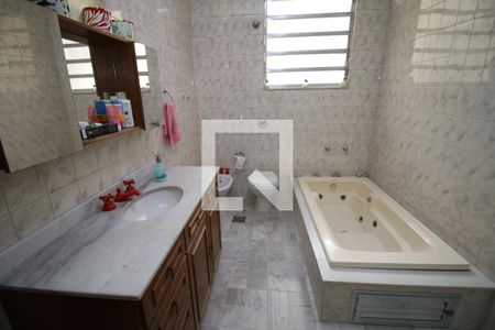Casa à venda com 329m², 5 quartos e 3 vagasBanheiro Social 1 