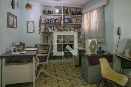 Casa à venda com 360m², 3 quartos e 4 vagas Casa à venda com 360m², 3 quartos e 4 vagasEscritório