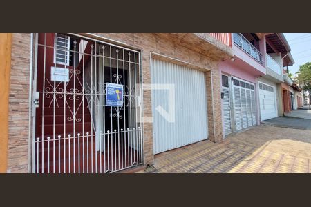 Casa à venda com 230m², 3 quartos e 2 vagas Casa à venda com 230m², 3 quartos e 2 vagasFachada