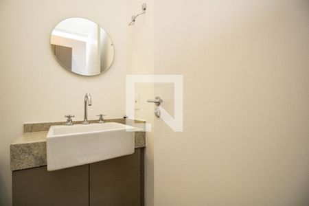 Banheiro, Cuba da pia e espelho.  de kitnet/studio à venda com 1 quarto, 25m² em Moema, São Paulo