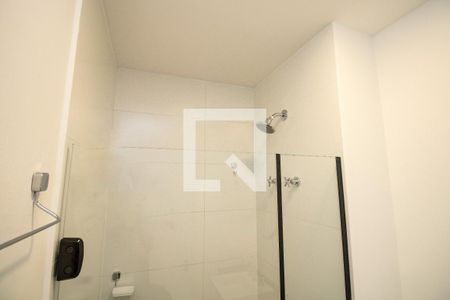 Banheiro, box e ducha  de kitnet/studio à venda com 1 quarto, 25m² em Moema, São Paulo