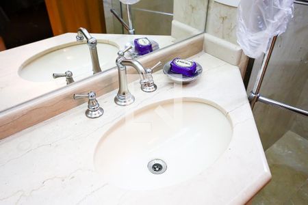 Apartamento à venda com 227m², 4 quartos e 6 vagas Apartamento à venda com 227m², 4 quartos e 6 vagasBanheiro da Suíte 1