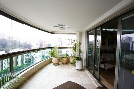 Apartamento à venda com 227m², 4 quartos e 6 vagas Apartamento à venda com 227m², 4 quartos e 6 vagasSacada