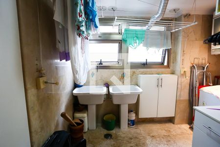 Apartamento à venda com 227m², 4 quartos e 6 vagas Apartamento à venda com 227m², 4 quartos e 6 vagasÁrea de Serviço