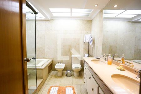 Apartamento à venda com 227m², 4 quartos e 6 vagas Apartamento à venda com 227m², 4 quartos e 6 vagasBanheiro da Suíte 3