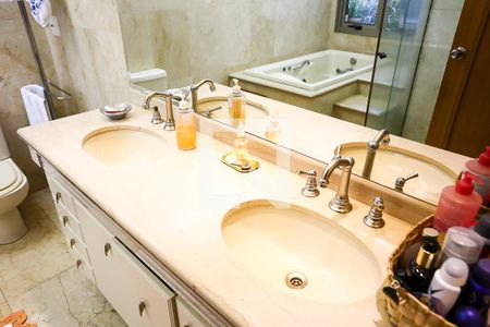 Apartamento à venda com 227m², 4 quartos e 6 vagas Apartamento à venda com 227m², 4 quartos e 6 vagasBanheiro da Suíte 3