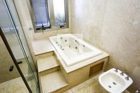 Apartamento à venda com 227m², 4 quartos e 6 vagas Apartamento à venda com 227m², 4 quartos e 6 vagasBanheiro da Suíte 3