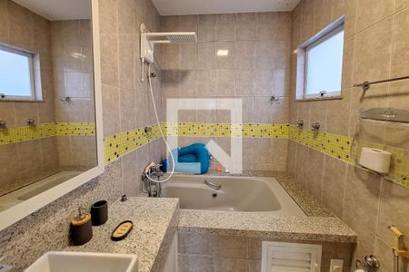 Casa de condomínio à venda com 530m², 5 quartos e 5 vagas Casa de condomínio à venda com 530m², 5 quartos e 5 vagasBanheiro da Suíte 1