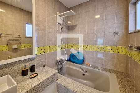 Casa de condomínio à venda com 530m², 5 quartos e 5 vagas Casa de condomínio à venda com 530m², 5 quartos e 5 vagasBanheiro da Suíte 1