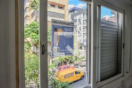 Apartamento à venda com 80m², 3 quartos e 1 vaga Apartamento à venda com 80m², 3 quartos e 1 vagaPlaquinha instalada na janela do imóvel