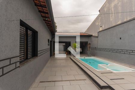 Casa à venda com 200m², 3 quartos e 4 vagas Casa à venda com 200m², 3 quartos e 4 vagasPiscina