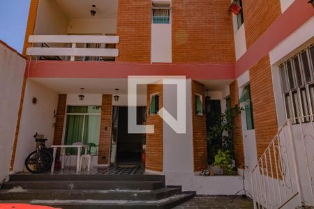 Casa à venda com 300m², 3 quartos e 3 vagas Casa à venda com 300m², 3 quartos e 3 vagasFachada