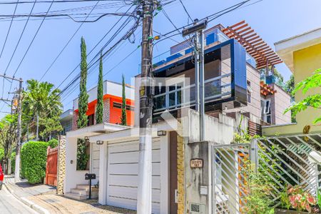 Casa à venda com 343m², 4 quartos e 6 vagas Casa à venda com 343m², 4 quartos e 6 vagasFachada