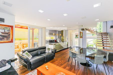 Casa à venda com 343m², 4 quartos e 6 vagas Casa à venda com 343m², 4 quartos e 6 vagasSala