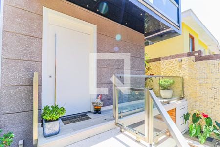 Casa à venda com 343m², 4 quartos e 6 vagas Casa à venda com 343m², 4 quartos e 6 vagasFachada