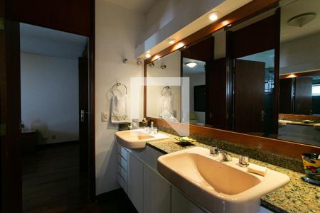 Casa à venda com 330m², 4 quartos e 5 vagasBanheiro dos Quartos