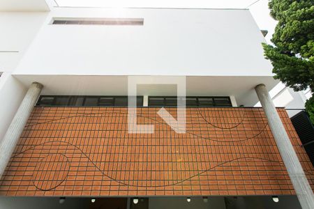 Casa à venda com 330m², 4 quartos e 5 vagasFachada