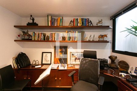 Casa à venda com 330m², 4 quartos e 5 vagasEscritório 2