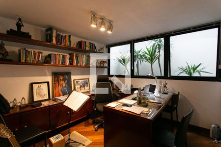 Casa à venda com 330m², 4 quartos e 5 vagasEscritório 2