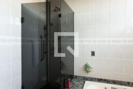 Casa à venda com 330m², 4 quartos e 5 vagasBanheiro da Suíte 2