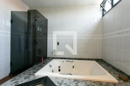 Casa à venda com 330m², 4 quartos e 5 vagasBanheiro da Suíte 2