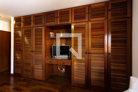 Casa à venda com 330m², 4 quartos e 5 vagasSuíte 2