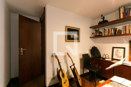 Casa à venda com 330m², 4 quartos e 5 vagasEscritório 2