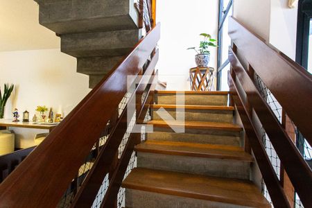 Casa à venda com 330m², 4 quartos e 5 vagasEscadas