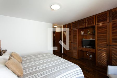 Casa à venda com 330m², 4 quartos e 5 vagasSuíte 2