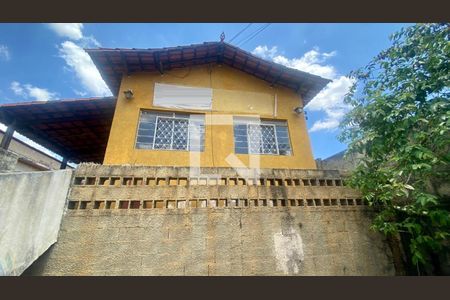 Casa à venda com 195m², 4 quartos e 2 vagas Casa à venda com 195m², 4 quartos e 2 vagasFachada