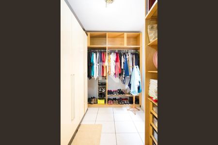 Casa à venda com 230m², 3 quartos e 6 vagas Casa à venda com 230m², 3 quartos e 6 vagasCloset da Suite